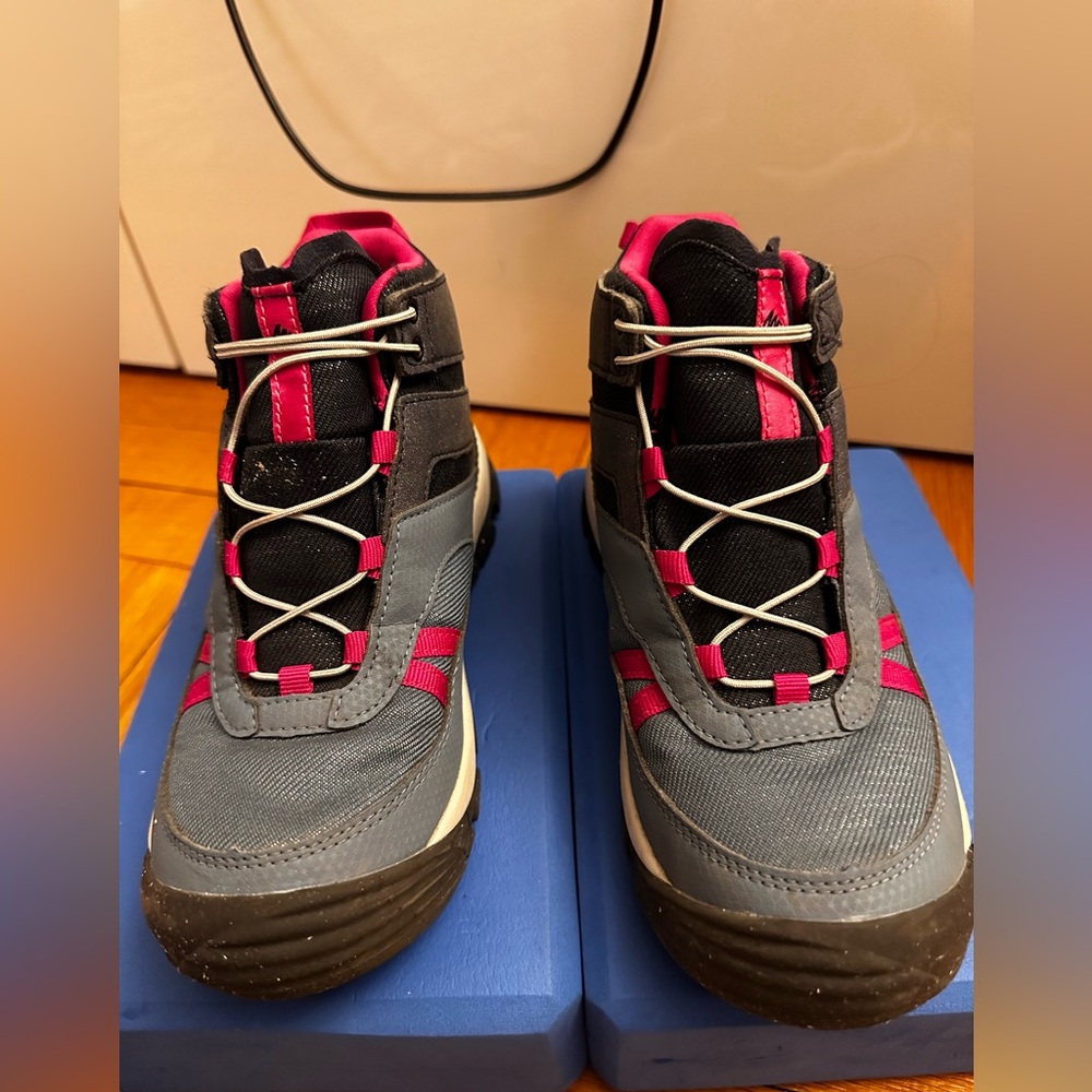Kids hiking shoes. Waterproof. Excellent condition. Size 33